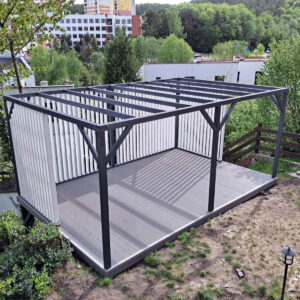 taras-z-deski-kompozytowej-pergola-standard-jasny-szary
